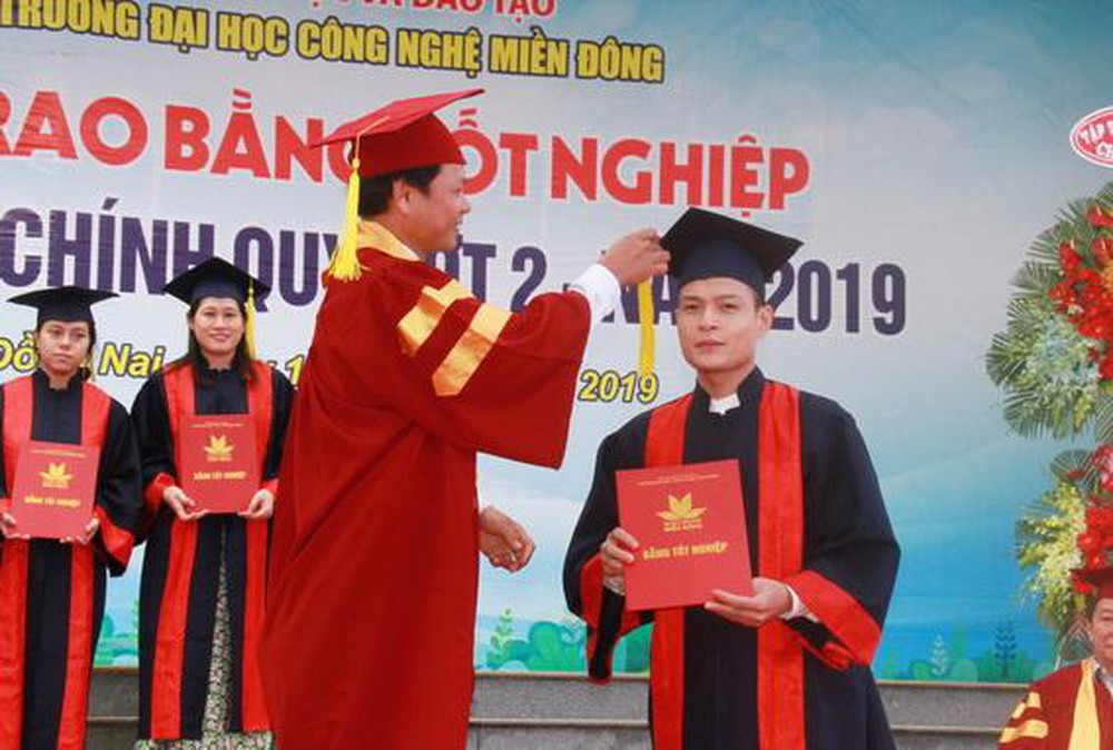 Làm bằng đại học đi xin việc